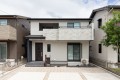 2号棟はリビングに吹抜け階段のある優雅な雰囲気の4ＬＤＫの住まい。間口も広く視界の広がるペニンシュラキッチンがゆったりとした空間を演出。階段から直接バルコニーへ出られる動線も便利。

※購入申し込みは随時受け付けております。