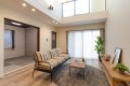 3号棟は22帖のＬＤＫがある住まい。リビング吹抜けとの効果でよりゆったりとした空間に。リビングではクッションマットを敷いてお子様の遊びスペースにしたり、ごろ寝ソファでまったりするのもよし。使いやすいワイドパントリーも便利。

☆パシフィックホームは照明・カーテンともに標準装備！☆
専属のインテリアコーディネーターが内装に合わせて選んでいます。

※建物面積は建築基準法の床面積です。一部インナーバルコニー、小屋裏収納、ポーチ部分、外部収納部分等、面積に含まれている場合があります。

※購入申し込みは随時受け付けております。