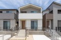 2号棟は4ＬＤＫ+ワークスペースのある住まい。家の中心にあるスペースは家族のコミュニケーションが取りやすく、同じ空間で過ごしながらも自分の時間が持てる住まい。2階の廊下収納は便利

☆パシフィックホームは照明・カーテンともに標準装備！☆
専属のインテリアコーディネーターが内装に合わせて選んでいます。

※建物面積は建築基準法の床面積です。一部インナーバルコニー、小屋裏収納、ポーチ部分、外部収納部分等、面積に含まれている場合があります。

※購入申し込みは随時受け付けております。
