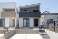 3号棟はテレワークやお子様のスタディスぺースにピッタリなワークスペースのある住まい。キッチン前にありコミュニケーションもしっかりとれます。主寝室には3帖のウォークインクローゼット、廊下にはワイドタイプの物入れも。

☆パシフィックホームは照明・カーテンともに標準装備！☆
専属のインテリアコーディネーターが内装に合わせて選んでいます。

※建物面積は建築基準法の床面積です。一部インナーバルコニー、小屋裏収納、ポーチ部分、外部収納部分等、面積に含まれている場合があります。

※購入申し込みは随時受け付けております。
