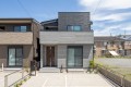 5号棟は1階と2階に8帖居室のある住まい。1階は8帖和室を配置。将来1階のみで暮らしたり、両親を呼んで暮らしたりできます。キッチンはＬ型を採用。作業スペースが広くとれるので家族で料理が楽しめます。

☆パシフィックホームは照明・カーテンともに標準装備！☆
専属のインテリアコーディネーターが内装に合わせて選んでいます。

※建物面積は建築基準法の床面積です。一部インナーバルコニー、小屋裏収納、ポーチ部分、外部収納部分等、面積に含まれている場合があります。

※購入申し込みは随時受け付けております。