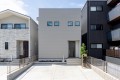 10号棟はキッチン前の吹抜け階段が優雅な4ＬＤＫの住まい。階段下スペースを利用した家族で使えるクローゼットが嬉しい。天候や時間を気にせず使えるインナーバルコニーも装備。

☆パシフィックホームは照明・カーテンともに標準装備！☆
専属のインテリアコーディネーターが内装に合わせて選んでいます。

※建物面積は建築基準法の床面積です。一部インナーバルコニー、小屋裏収納、ポーチ部分、外部収納部分等、面積に含まれている場合があります。

※購入申し込みは随時受け付けております。



