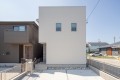 5号棟はヌックのある4ＬＤＫの住まい。リビングに併設されたスペースで程よいこもり感のある落ち着く空間。2階廊下にはワイドタイプの廊下収納を装備。

☆パシフィックホームは照明・カーテンともに標準装備！☆
専属のインテリアコーディネーターが内装に合わせて選んでいます。

※建物面積は建築基準法の床面積です。一部インナーバルコニー、小屋裏収納、ポーチ部分、外部収納部分等、面積に含まれている場合があります。

※購入申し込みは随時受け付けております。
