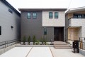 3号棟はスキップフロアを利用したワークスペースのある住まい。自然光の入る吹抜けの縦の空間を利用したとっておきのスペース。バルコニー前にはいつでも物干しができる室内干しスペースあり。

☆パシフィックホームは照明・カーテンともに標準装備！☆
専属のインテリアコーディネーターが内装に合わせて選んでいます。

※建物面積は建築基準法の床面積です。一部インナーバルコニー、小屋裏収納、ポーチ部分、外部収納部分等、面積に含まれている場合があります。

※購入申し込みは随時受け付けております。