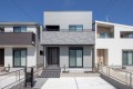 2号棟は納戸とオープン階段が印象的な4ＬＤＫの住まい。階段下納戸は物が多いリビングにはうれしい収納スペース。オープン階段とペニンシュラキッチンの採用で開放感のあるＬＤＫに。家事室として使える4.5帖和室も便利。

☆パシフィックホームは照明・カーテンともに標準装備！☆
専属のインテリアコーディネーターが内装に合わせて選んでいます。

※建物面積は建築基準法の床面積です。一部インナーバルコニー、小屋裏収納、ポーチ部分、外部収納部分等、面積に含まれている場合があります。

※購入申し込みは随時受け付けております。
