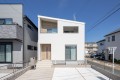 3号棟はユーティリティスペースと1階に大きな納戸のある住まい。ユーティリティはキッチン裏にありカウンター付きなので家事室にピッタリ。水廻りの動線上にあるので使いやすさもＵＰ。納戸は日用品のストックや家族で使う物の収納やクローゼット代わりに使っても良し。

☆パシフィックホームは照明・カーテンともに標準装備！☆
専属のインテリアコーディネーターが内装に合わせて選んでいます。

※建物面積は建築基準法の床面積です。一部インナーバルコニー、小屋裏収納、ポーチ部分、外部収納部分等、面積に含まれている場合があります。

※購入申し込みは随時受け付けております。
