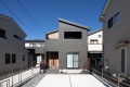 2号棟は全居室6帖以上で1階に6帖独立和室のある住まい。玄関からのウォークスルー収納やリネン収納、2階納戸と充実した収納スペースも確保。天候を気にせず物干しができる広めのインナーバルコニーも便利

☆パシフィックホームは照明・カーテンともに標準装備！☆
専属のインテリアコーディネーターが内装に合わせて選んでいます。

※建物面積は建築基準法の床面積です。一部インナーバルコニー、小屋裏収納、ポーチ部分、外部収納部分等、面積に含まれている場合があります。

※購入申し込みは随時受け付けております。