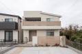 2号棟は充実した収納スペースを備えた4ＬＤＫの住まい。随所に物入があり用途に合わせて上手に使い分け。キッチンはＬ型キッチンを採用しゆったりとした作業スペースで家族でお料理が楽しめます。

☆パシフィックホームは照明・カーテンともに標準装備！☆
専属のインテリアコーディネーターが内装に合わせて選んでいます。

※建物面積は建築基準法の床面積です。一部インナーバルコニー、小屋裏収納、ポーチ部分、外部収納部分等、面積に含まれている場合があります。

※購入申し込みは随時受け付けております。