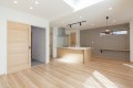 4号棟は視界の広がるペニンシュラキッチンが特徴的な4ＬＤＫの住まい。キッチンから洗面脱衣室まで一直線の家事動線が便利。2階には3帖の納戸が設けられており収納や趣味部屋などに使うとグッド。

☆パシフィックホームは照明・カーテンともに標準装備！☆
専属のインテリアコーディネーターが内装に合わせて選んでいます。

※建物面積は建築基準法の床面積です。一部インナーバルコニー、小屋裏収納、ポーチ部分、外部収納部分等、面積に含まれている場合があります。

※購入申し込みは随時受け付けております。
