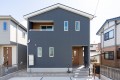5号棟は全居室6帖以上で充実した収納スペースがポイントの4ＬＤＫの住まい。家族の集まるＬＤＫには収納に便利な納戸を併設。その他和室の収納や主寝室のウォークインクローゼットも充実。

☆パシフィックホームは照明・カーテンともに標準装備！☆
専属のインテリアコーディネーターが内装に合わせて選んでいます。

※建物面積は建築基準法の床面積です。一部インナーバルコニー、小屋裏収納、ポーチ部分、外部収納部分等、面積に含まれている場合があります。

※購入申し込みは随時受け付けております。
