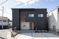 2号棟は間口の広い4ＬＤＫの住まい。大きな玄関ポーチや2階の納戸などあると便利な装備が沢山。2階バルコニーは廊下から直接出入りできるので家族皆が気兼ねなく使えて便利。

☆パシフィックホームは照明・カーテンともに標準装備！☆
専属のインテリアコーディネーターが内装に合わせて選んでいます。

※建物面積は建築基準法の床面積です。一部インナーバルコニー、小屋裏収納、ポーチ部分、外部収納部分等、面積に含まれている場合があります。

※購入申し込みは随時受け付けております。
