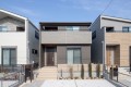 2号棟は1階に8帖和室、2階に8帖洋室のあるＷ主寝室の住まい。将来的に両親を呼んで暮らしたり1階のみでも生活のできる間取り。大型のインナーバルコニーも装備され、時間を気にせずしっかり物干しができます。

☆パシフィックホームは照明・カーテンともに標準装備！☆
専属のインテリアコーディネーターが内装に合わせて選んでいます。

※建物面積は建築基準法の床面積です。一部インナーバルコニー、小屋裏収納、ポーチ部分、外部収納部分等、面積に含まれている場合があります。

※購入申し込みは随時受け付けております。
