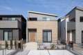 3号棟はスキップフロアを利用したワークスペースが優雅さを演出する4ＬＤＫの住まい。敷地の形状から長細く暗くなりがちなキッチン周りも明るく広々とした空間に。キッチン横の和室は家事室などに使うととっても便利。

☆パシフィックホームは照明・カーテンともに標準装備！☆
専属のインテリアコーディネーターが内装に合わせて選んでいます。

※建物面積は建築基準法の床面積です。一部インナーバルコニー、小屋裏収納、ポーチ部分、外部収納部分等、面積に含まれている場合があります。

※購入申し込みは随時受け付けております。