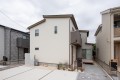 2号棟は南面にデッキを設けた住まい。デッキスペースでは家庭菜園、お家キャンプ、お子様の遊び場などなど、ライフスタイルに合わせた暮らし方のできるスペース。キッチンから目が届く配置がポイント。洗面脱衣室は余裕の3帖。

☆パシフィックホームは照明・カーテンともに標準装備！☆
専属のインテリアコーディネーターが内装に合わせて選んでいます。

※建物面積は建築基準法の床面積です。一部インナーバルコニー、小屋裏収納、ポーチ部分、外部収納部分等、面積に含まれている場合があります。

※購入申し込みは随時受け付けております。