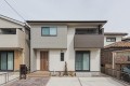 2号棟は続き間和室のある住まい。キッチン横にある和室は来客用のスペースとして使うのはもちろん、小さなお子様の遊び場や家事室代わりに使うのもあり。2階には何にでも使える納戸あり。

☆パシフィックホームは照明・カーテンともに標準装備！☆
専属のインテリアコーディネーターが内装に合わせて選んでいます。

※建物面積は建築基準法の床面積です。一部インナーバルコニー、小屋裏収納、ポーチ部分、外部収納部分等、面積に含まれている場合があります。

※購入申し込みは随時受け付けております。