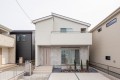 3号棟は22帖ＬＤＫと優雅で大きな吹抜けのある住まい。1階は続き間和室と合わせると26.5帖もの大空間に！吹抜けからの自然光が辺りを柔らかく包みます。2階主寝室には4帖のウォークインＣＬを配置。

☆パシフィックホームは照明・カーテンともに標準装備！☆
専属のインテリアコーディネーターが内装に合わせて選んでいます。

※建物面積は建築基準法の床面積です。一部インナーバルコニー、小屋裏収納、ポーチ部分、外部収納部分等、面積に含まれている場合があります。

※購入申し込みは随時受け付けております。

