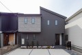 4号棟はウォークスルー収納とスキップフロアを利用したワークスペースが魅力的な4ＬＤＫの住まい。1階は充実した収納スペースと暮らしを楽しむスペース。2階にはゆったり6帖以上の洋室を設けた間取り。

☆パシフィックホームは照明・カーテンともに標準装備！☆
専属のインテリアコーディネーターが内装に合わせて選んでいます。

※建物面積は建築基準法の床面積です。一部インナーバルコニー、小屋裏収納、ポーチ部分、外部収納部分等、面積に含まれている場合があります。

※購入申し込みは随時受け付けております。
