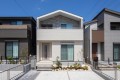 2号棟はテレワークやお子様のスタディスぺースにピッタリなワークスペースのある住まい。キッチン前にありコミュニケーションもしっかりとれます。主寝室には3帖のウォークインクローゼット、廊下にはワイドタイプの物入れも。

☆パシフィックホームは照明・カーテンともに標準装備！☆
専属のインテリアコーディネーターが内装に合わせて選んでいます。

※建物面積は建築基準法の床面積です。一部インナーバルコニー、小屋裏収納、ポーチ部分、外部収納部分等、面積に含まれている場合があります。

※購入申し込みは随時受け付けております。