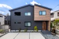 4号棟は間口の広い敷地で充実した収納スペースがある4ＬＤＫの住まい。土間収納、パントリー、リネン収納、廊下物入、3帖納戸と随所に収納を配置。暮らしやすさは収納から。

☆パシフィックホームは照明・カーテンともに標準装備！☆
専属のインテリアコーディネーターが内装に合わせて選んでいます。

※建物面積は建築基準法の床面積です。一部インナーバルコニー、小屋裏収納、ポーチ部分、外部収納部分等、面積に含まれている場合があります。

※購入申し込みは随時受け付けております。
