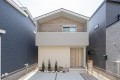 2号棟は3帖の土間収納のある4ＬＤＫの住まい。キャンプ用品やスポーツ用品、自転車や冬用タイヤも収納できる広さ。2階洋室は全室ウォークインクローゼット付きで収納力あり。

☆パシフィックホームは照明・カーテンともに標準装備！☆
専属のインテリアコーディネーターが内装に合わせて選んでいます。

※建物面積は建築基準法の床面積です。一部インナーバルコニー、小屋裏収納、ポーチ部分、外部収納部分等、面積に含まれている場合があります。

※購入申し込みは随時受け付けております。
