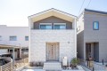 2号棟は20.7帖ＬＤＫと4.5帖和室が続き間になる4ＬＤＫの住まい。ＬＤＫには緩やかに区分けされたワークスペースや玄関には3帖の土間収納、2階には家族で使える3帖の納戸など暮らしに役立つプラスアルファを取りそろえ。

☆パシフィックホームは照明・カーテンともに標準装備！☆
専属のインテリアコーディネーターが内装に合わせて選んでいます。

※建物面積は建築基準法の床面積です。一部インナーバルコニー、小屋裏収納、ポーチ部分、外部収納部分等、面積に含まれている場合があります。

※購入申し込みは随時受け付けております。