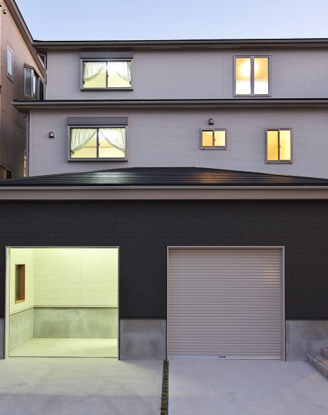 ビルトインガレージのある3階建て住宅