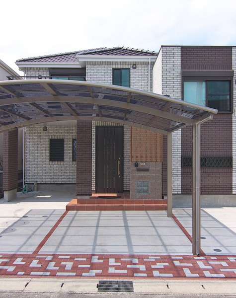 調和の中にも存在感を主張する「総タイル貼りの家」