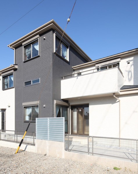 27坪の狭小地に建つ大型収納のある家