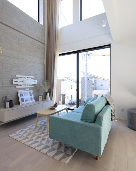 大きな吹き抜けリビングのモダンハウス