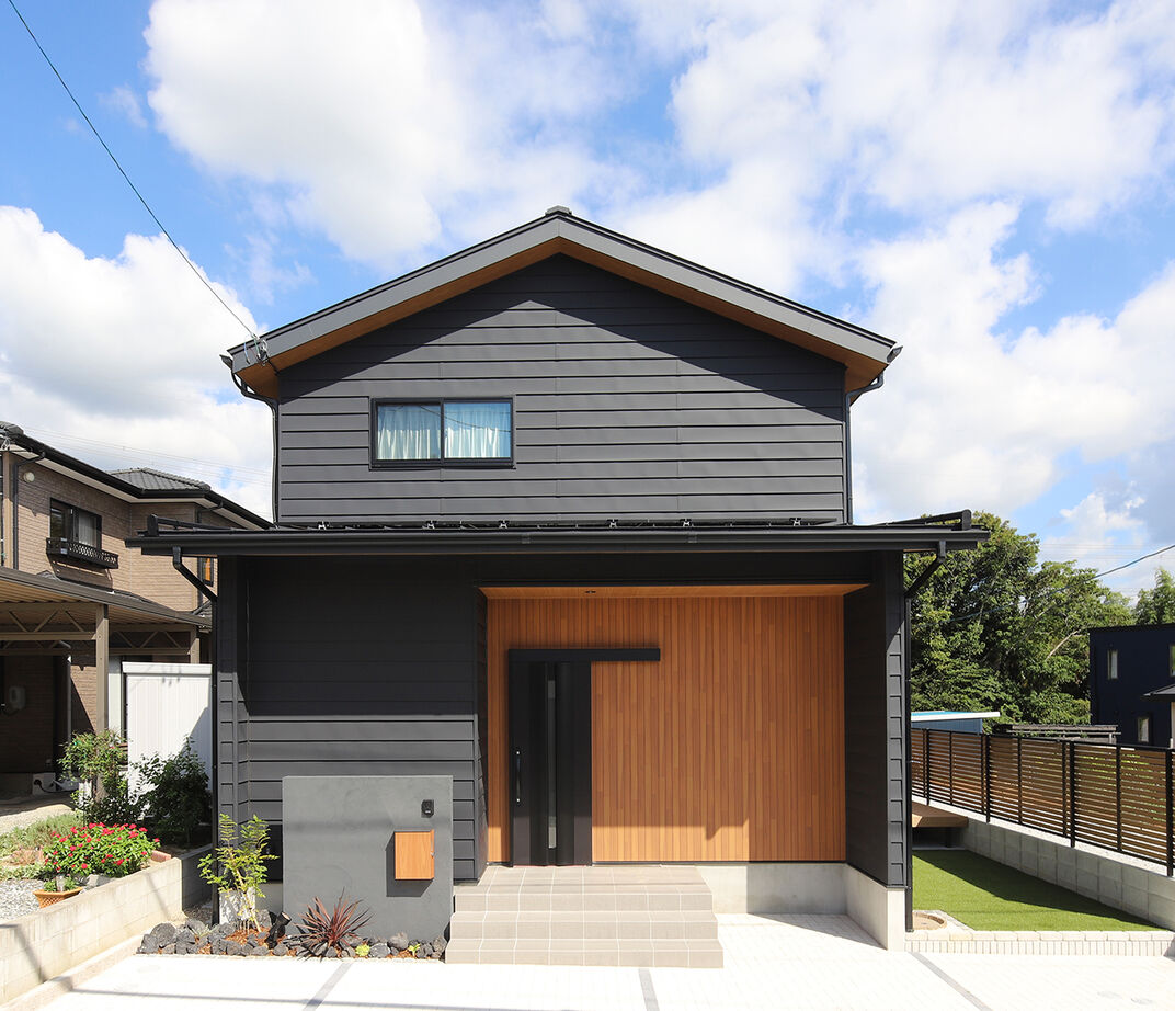 大型吹き抜けリビングと中庭のある住まい