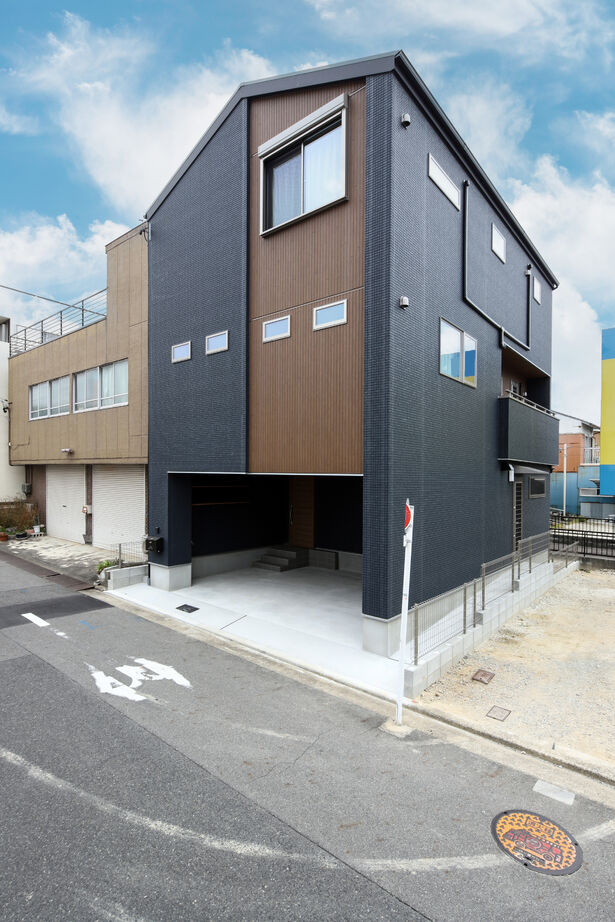 【3階建て/2世帯住宅/ガレージハウス】都市部でも開放的に。愛車と暮らし、家事ラクを追求した3階建て