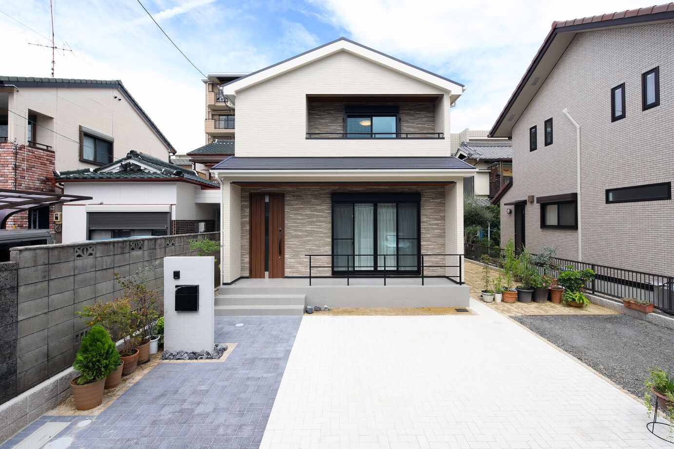 【カフェ風/2階建て/3LDK】造作洗面台やテラス屋根で家事も楽しく。ゆとりと遊び心を感じるカフェ風の家