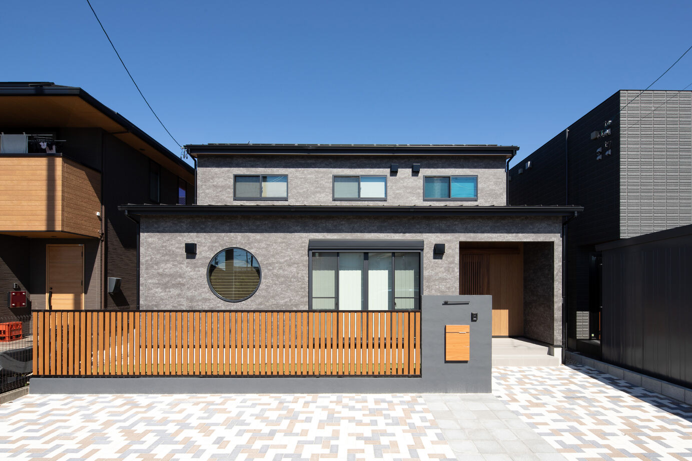 【2階建て/和モダン/太陽光パネル】20代前半で叶えた理想の住まい。勾配天井と間接照明が彩る4LDKの家